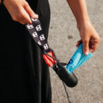 Zee.Dog Dispensador de Sacos Preto + 1 Rolo - Image 3