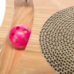 Arranhador em Cartão/Madeira com Brinquedos 35x4x35cm - Image 7